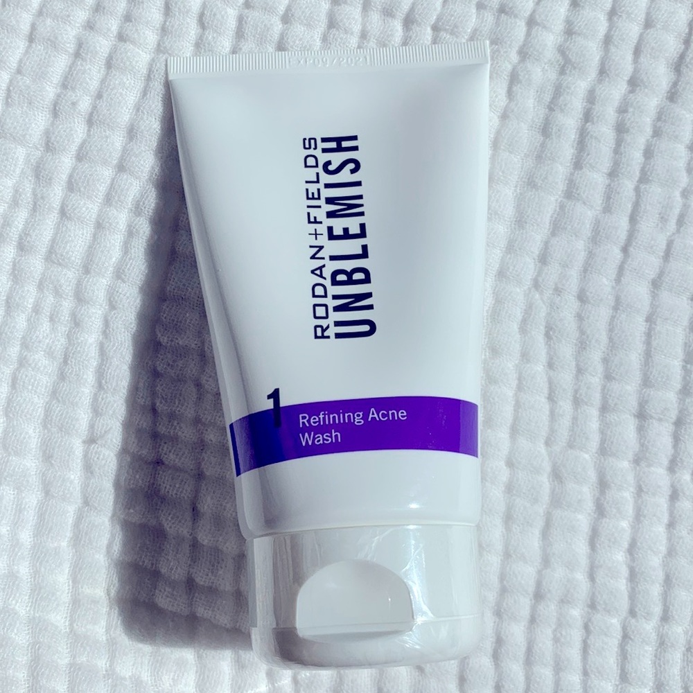 •Rodan + Fields Unblemish Refining Acne Wash•